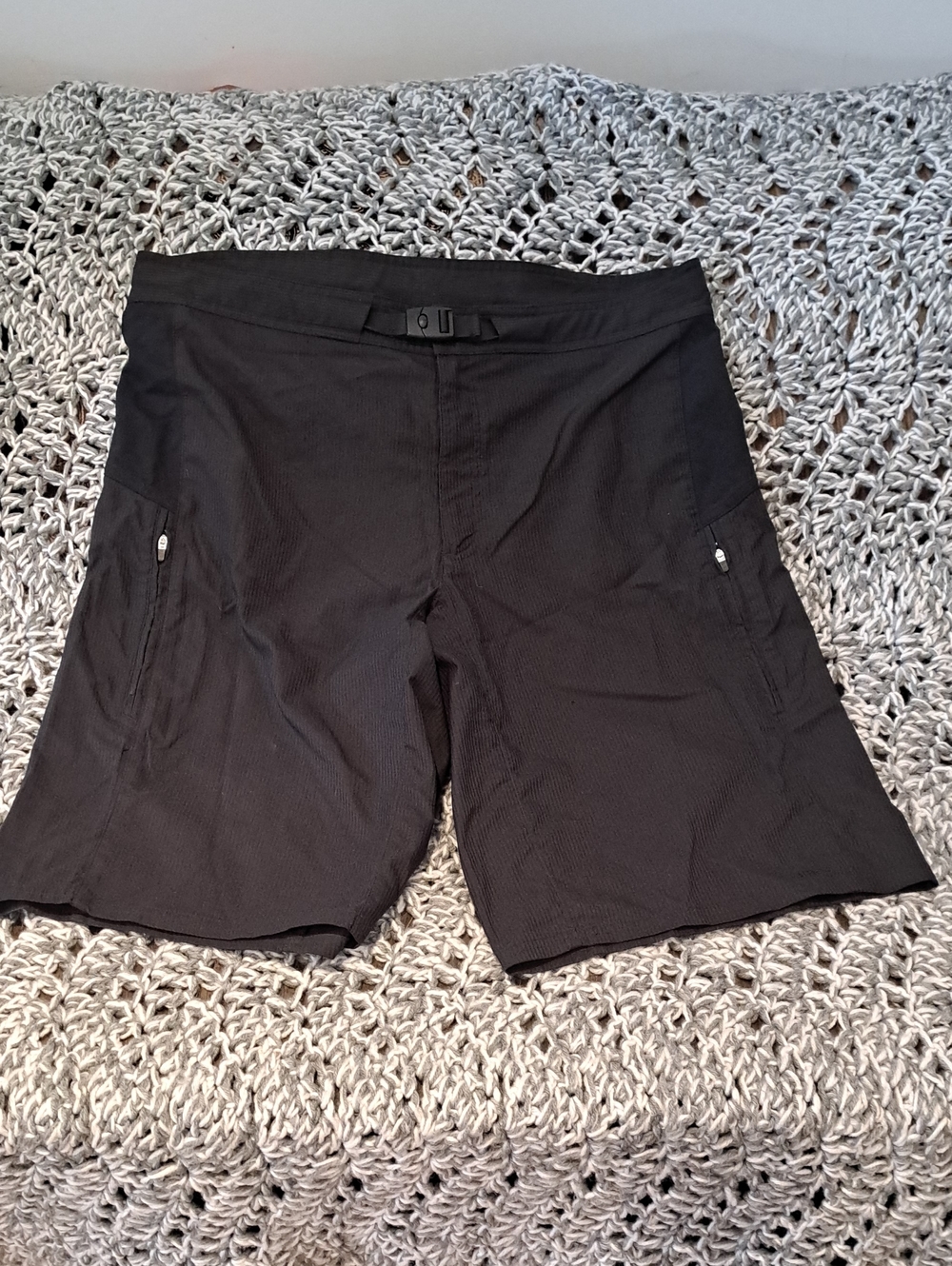 MEC Black Cargo Hiking Shorts Men's Size 38 Outdoor Travel Utility Shorts - Picture 2 of 8